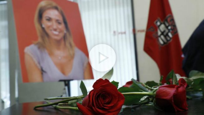 Una rosa y una fotografía de la fallecida Carme Chacón en la sede socialista de Ferraz, donde se ha instalado la capilla ardiente. Foto: EFE