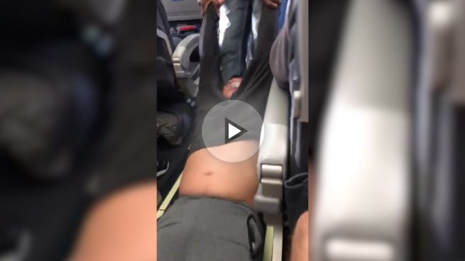 United Airlines saca a la fuerza a un pasajero elegido al azar por ‘overbooking’