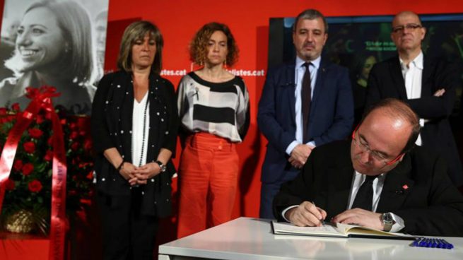 El primer secretario del PSC, Miquel Iceta, firma en el libro de condolencias instalado en la sede del PSC en Barcelona en memoria de la exministra socialista Carme Chacón. Foto: EFE