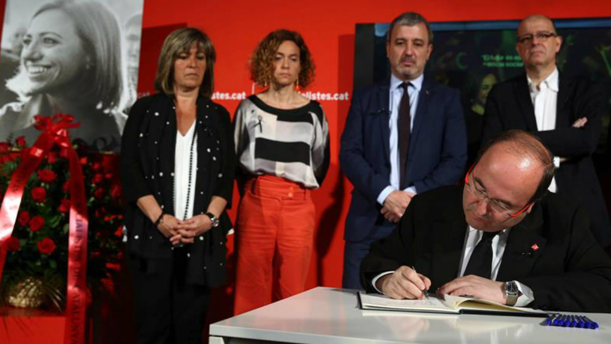 El primer secretario del PSC, Miquel Iceta, firma en el libro de condolencias instalado en la sede del PSC en Barcelona en memoria de la exministra socialista Carme Chacón. Foto: EFE