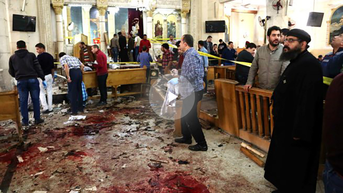 Interior de la iglesia de Tanta donde se produjo el primer atentado (Foto: AFP).