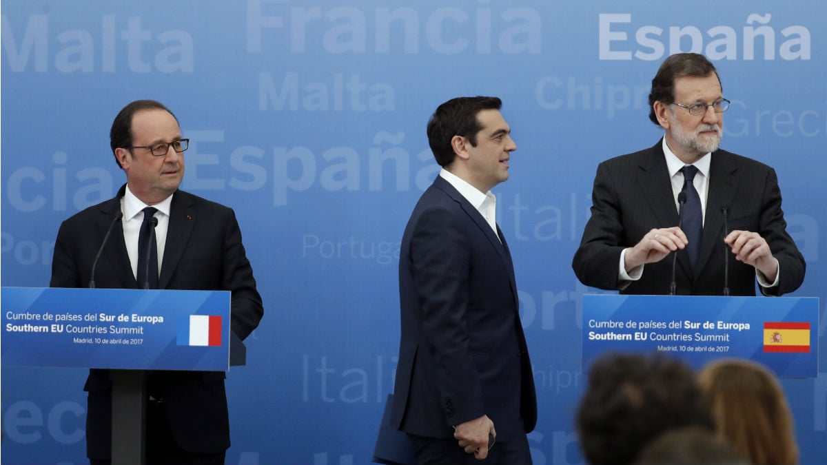 Rajoy con Hollande y Tsipras. (Foto: EFE)