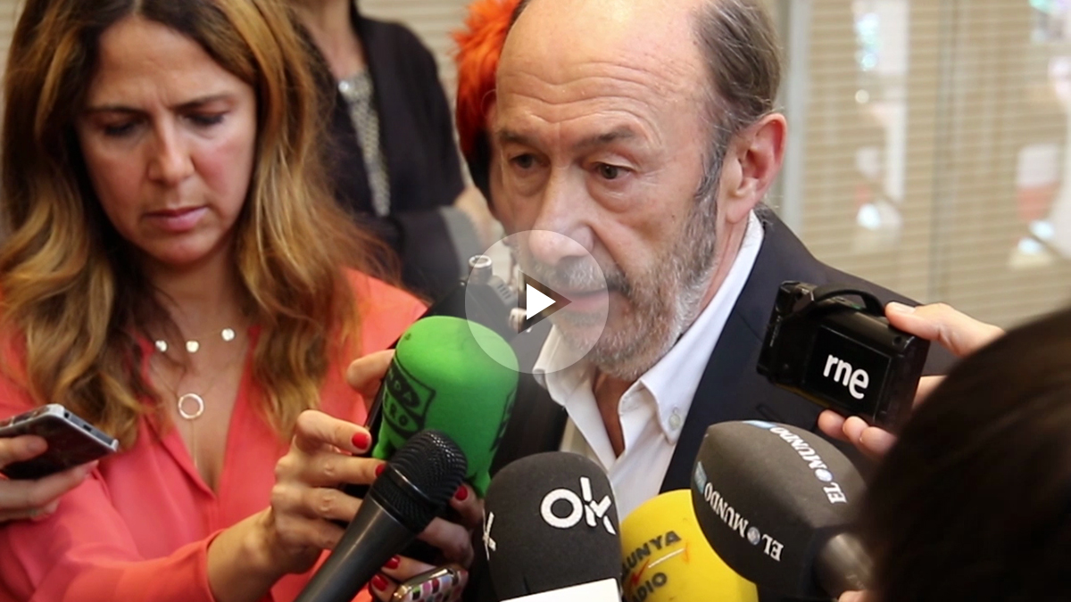 El ex secretario general del PSOE, Alfredo Pérez Rubalcaba, afectado por la muerte de Carme Chacón