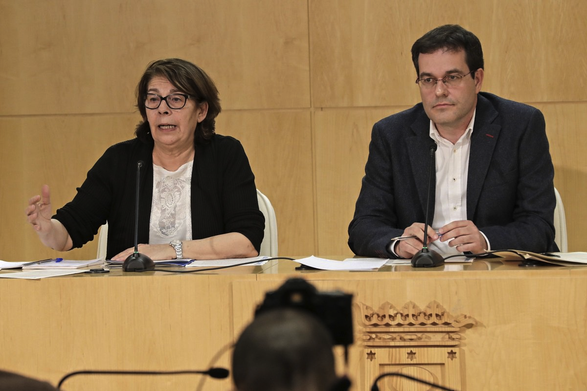 Inés Sabanés (Ahora Madrid) junto a Chema Dávila (PSOE). (Foto: Madrid)