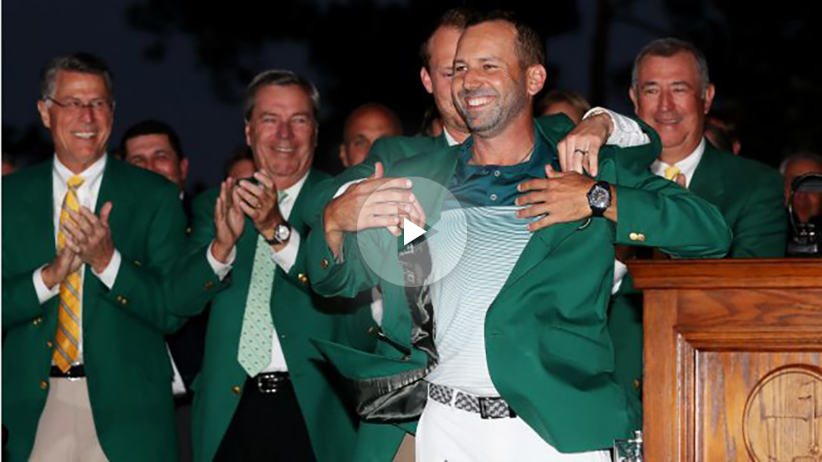 Sergio Garcia se pone la chaqueta verde que le acredita como campeón del Masters de Augusta. (Getty)