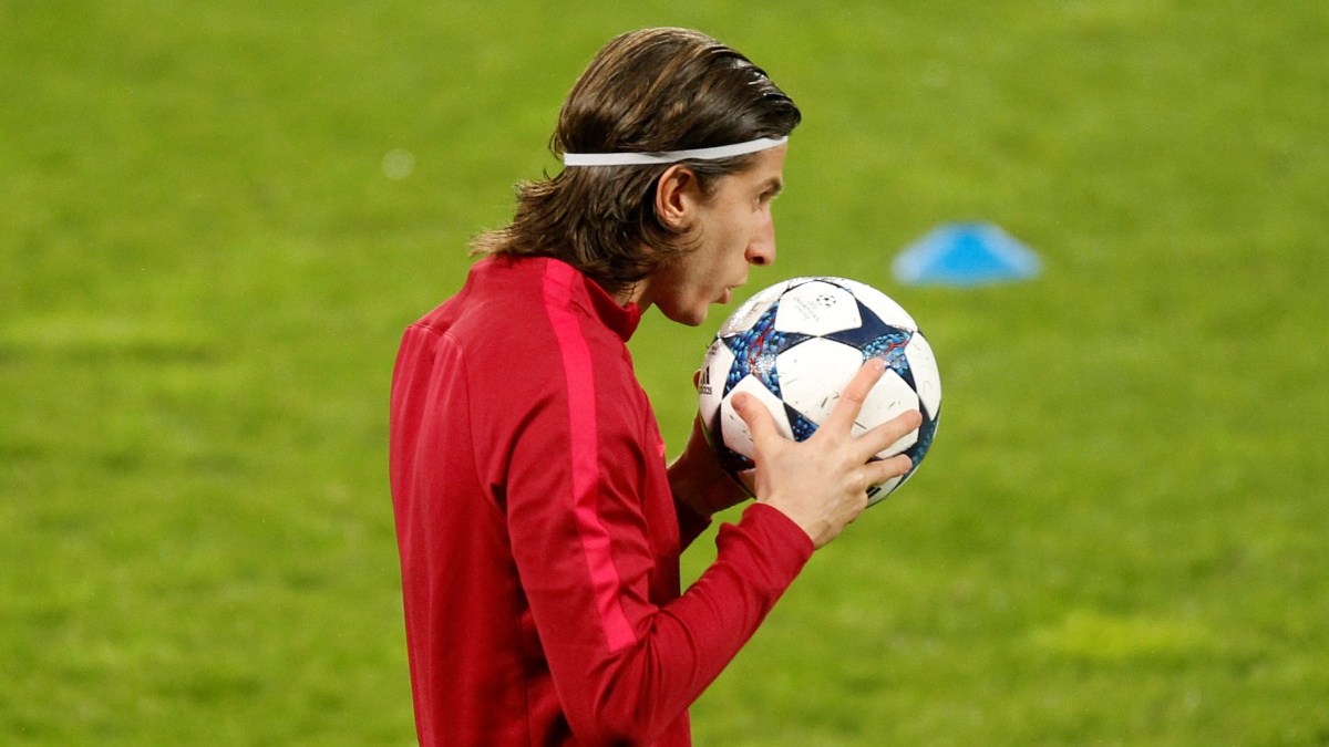 Filipe Luis, del Atlético, besa el balón de la Champions