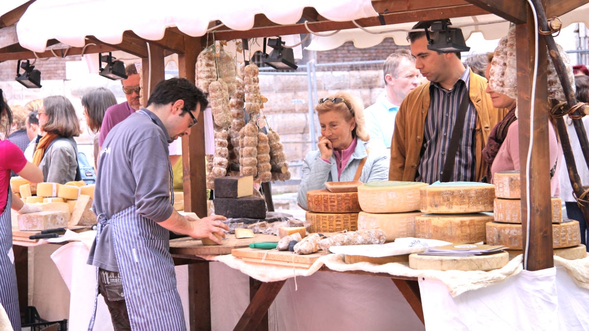 Clientes en un mercado de queso (Foto: istock)