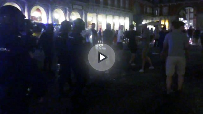 Ocho ultras del Leicester detenidos tras varias cargas policiales en la Plaza Mayor