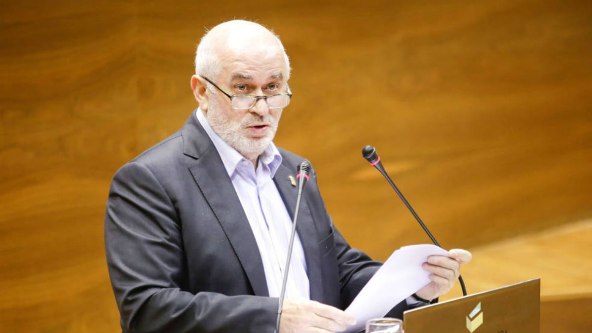 El consejero navarro de Educación, José Luis Mendoza, presenta su dimisión (Foto:Parlamento de Navarra)