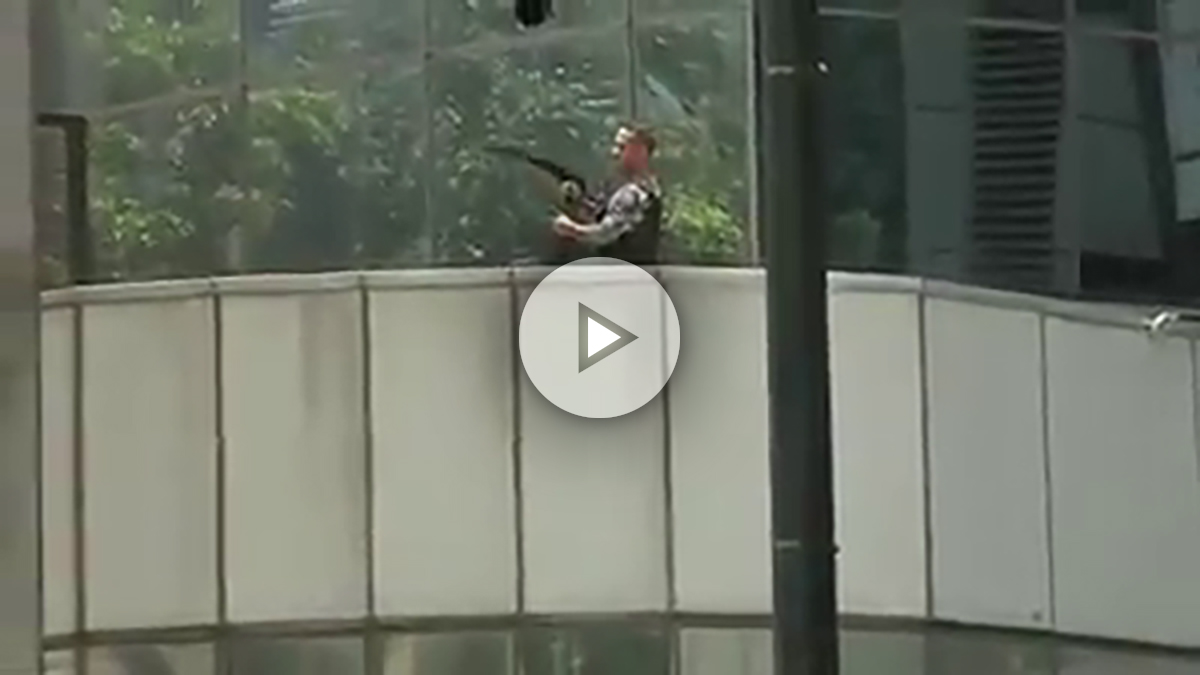 La policía de Maduro dispara a los manifestantes frente a un ministerio