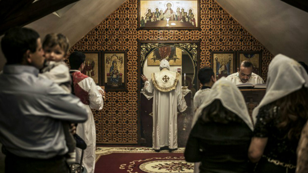 Miembros de la Iglesia copta de Egipto celebrando una misa en El Cairo. Foto: AFP