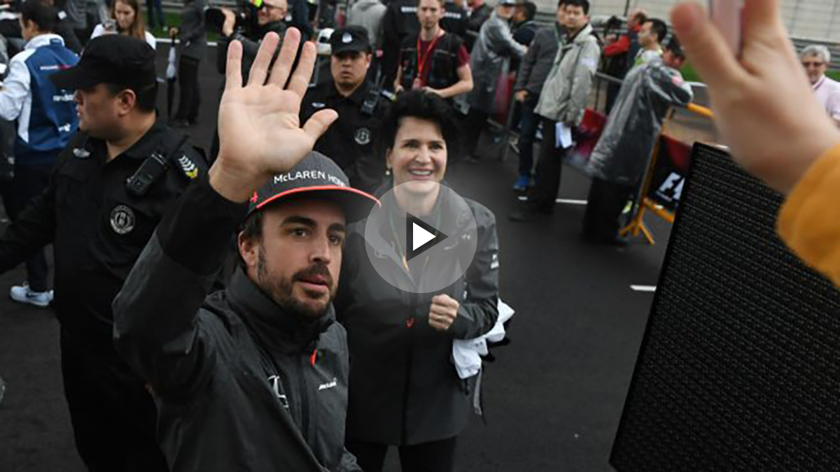 Fernando Alonso saluda a los fans en el GP de China. (AFP)