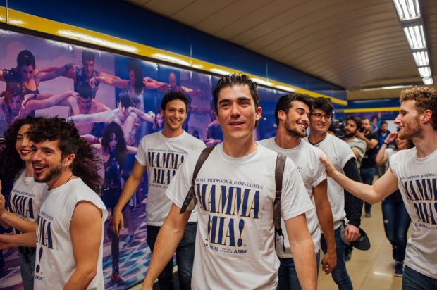 La compañía de Mamma Mia! por el Metro de Madrid