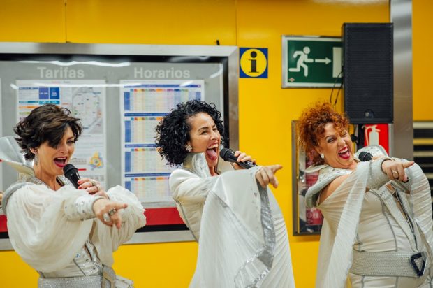 Las Dynamo de Mamma Mia! en la estación de Metro de Callao.