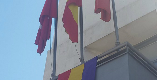 Rivas coloca la bandera republicana en el Ayuntamiento