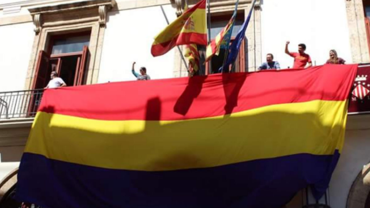 Bandera republicana ondeando en el Ayuntamiento de Sagunto. (Foto: Twitter)