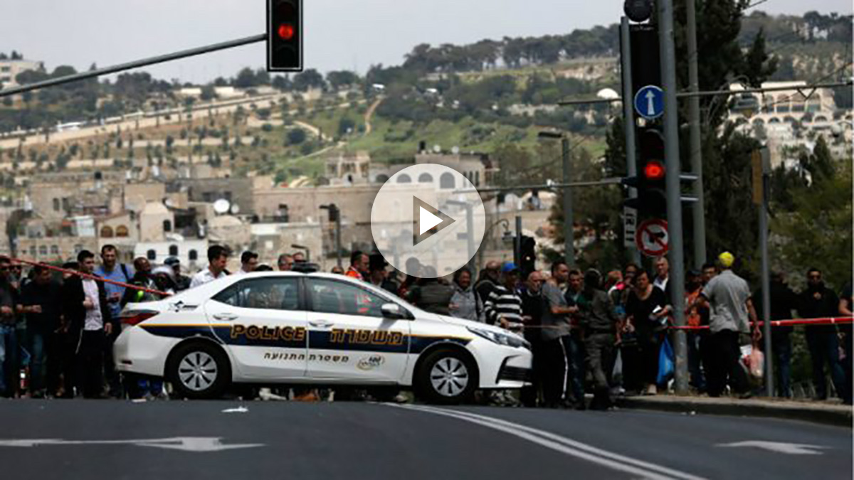 Un coche policial israelí delimita el cordón policial en torno al lugar donde ha sido apuñalada la joven turista británica en Jerusalem.  Foto: AFP