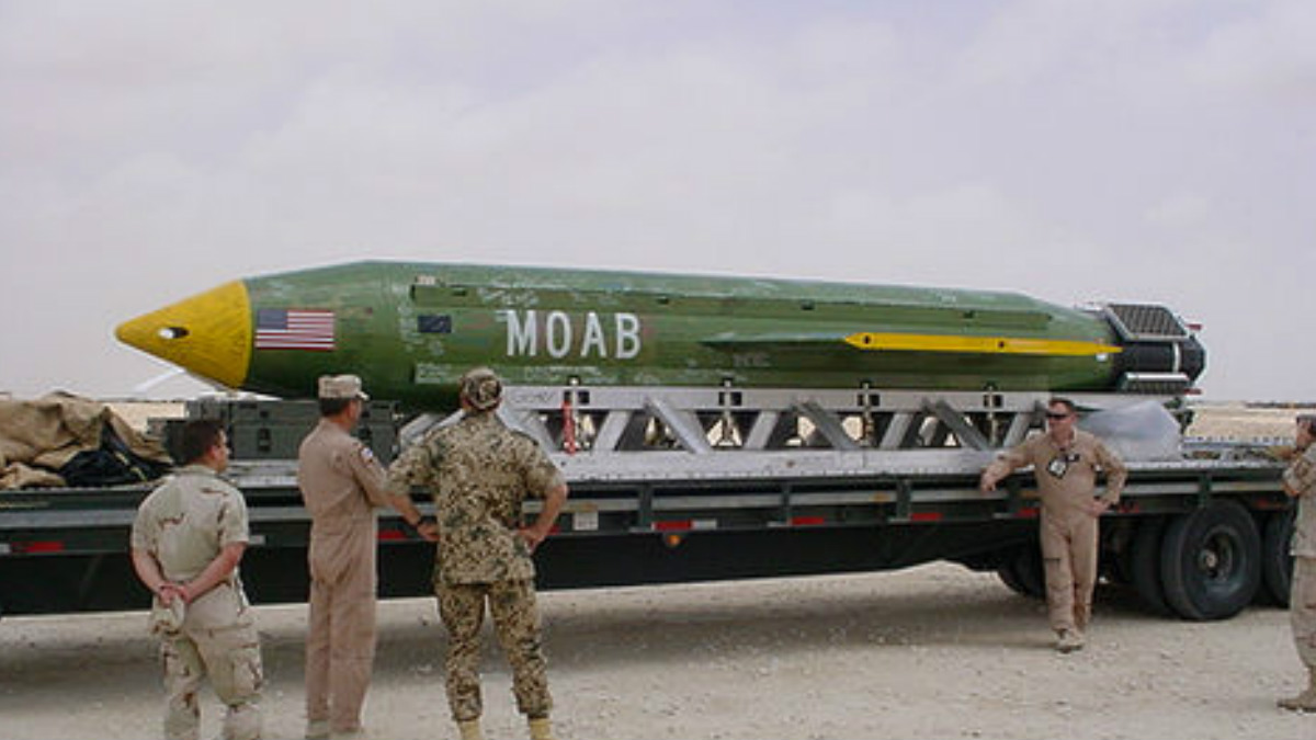 Bomba GBU-43 MOAB lanzada en Afganistán. Apodada la «madre de todas las bombas».
