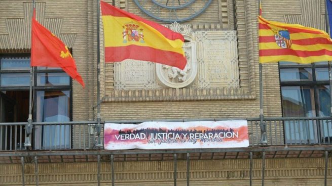 La pancarta que cuelga en el balcón del Ayuntamiento de Zaragoza, en apoyo a la II República. Foto: @AlbertVilella1