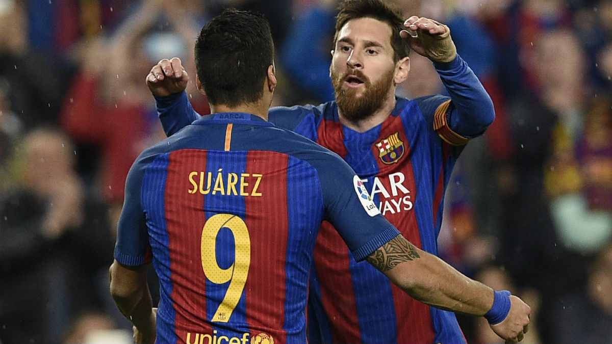 Messi se abraza con Luis Suárez. (Foto: AFP)