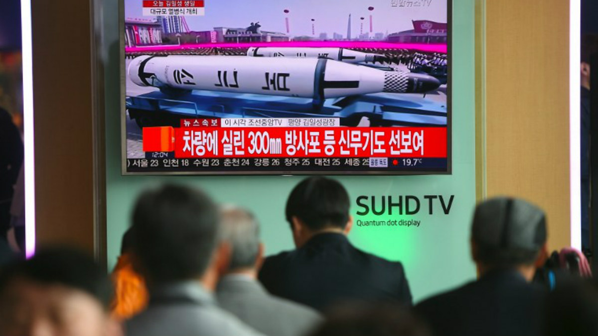 Una televisión retransmite el desfile del ‘Día del Sol’ de Corea del Norte, en elq ue se han mostrado nuevos misiles adquiridos por la potencia comunista. Foto: AFP