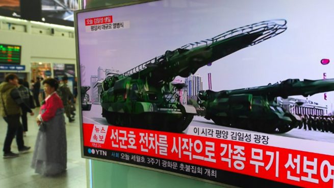 Una televisión retransmite el desfile del 'Día del Sol' de Corea del Norte, en elq ue se han mostrado nuevos misiles adquiridos por la potencia comunista. Foto: AFP