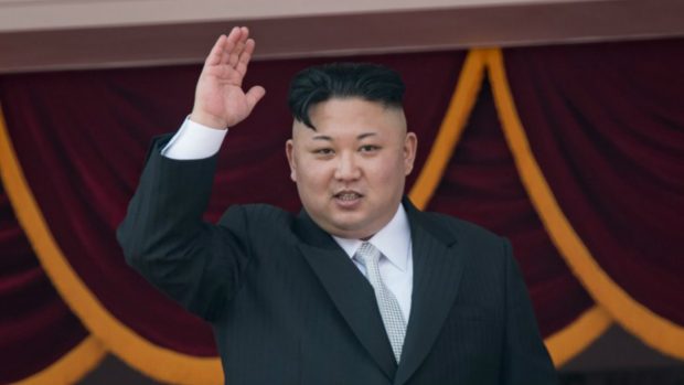 Kim Jong-un pasando revista a las tropas durante la celebración del 'Día del Sol', el aniversario del nacimiento del abuelo del líder norcoreano. Foto: AFP