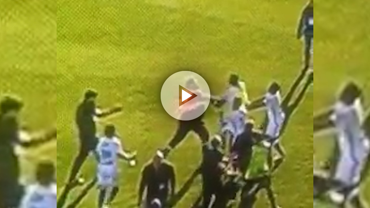 El miembro de seguridad del Bastia, en plena agresión contra los futbolistas del Lyon.