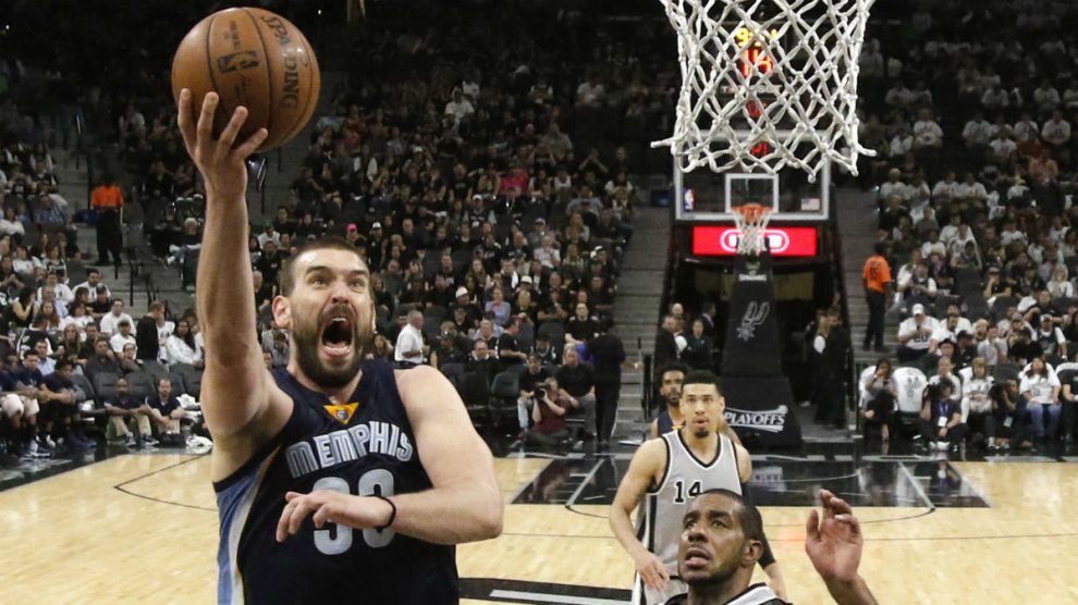 Marc Gasol se salió, pero él sólo no pudo doblegar a San Antonio. (AFP)