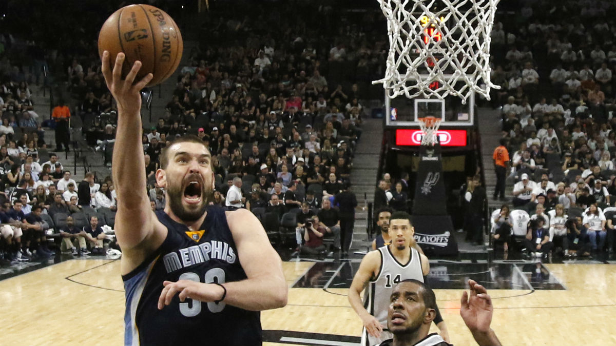 Marc Gasol se salió, pero él sólo no pudo doblegar a San Antonio. (AFP)