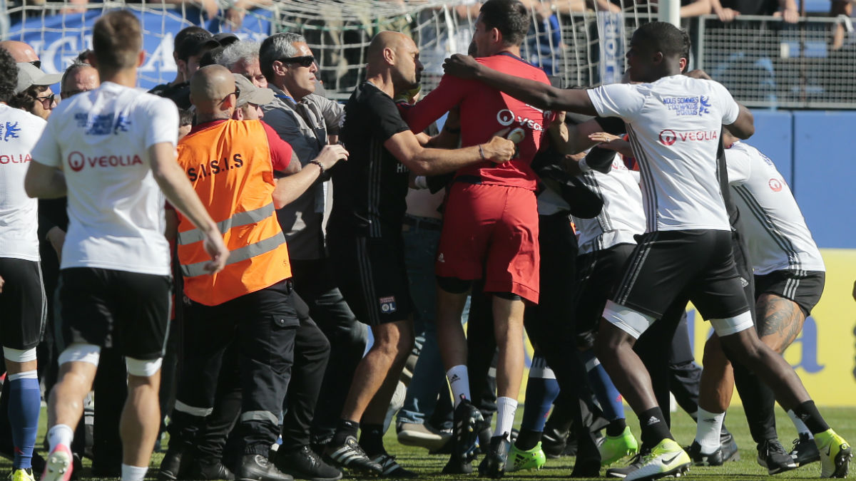 La pelea entre los ultras del Bastia y los jugadores del Lyon. (AFP)