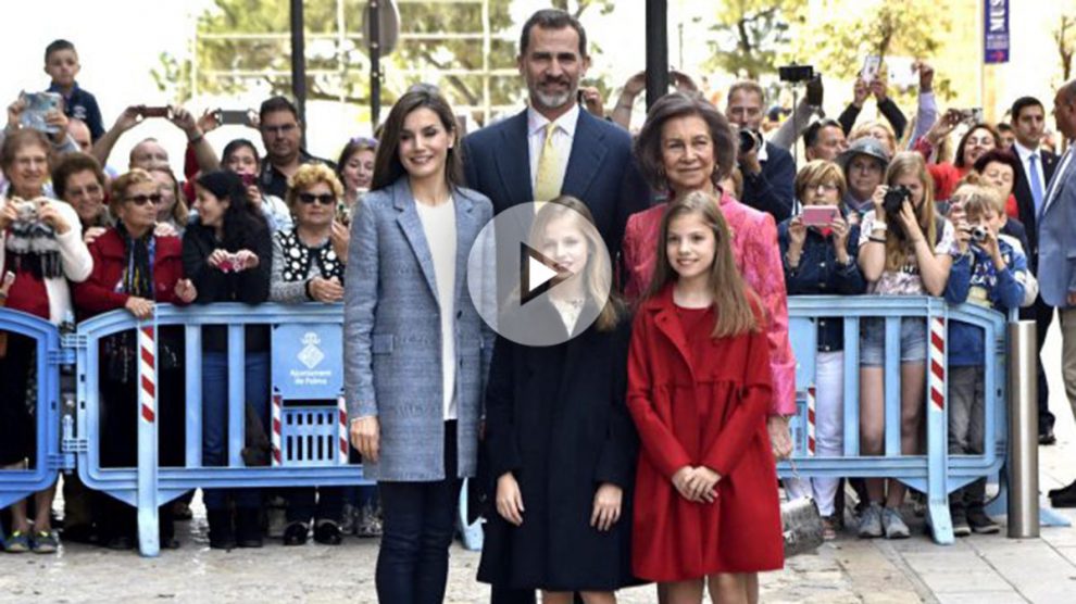 Los Reyes, sus hijas y Doña Sofía este domingo en Palma (Foto: Efe).