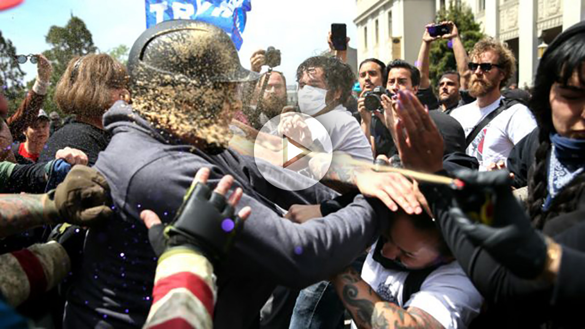 Imagen del enfrentamiento entre partidarios y detractores de Trump (Foto: AFP).