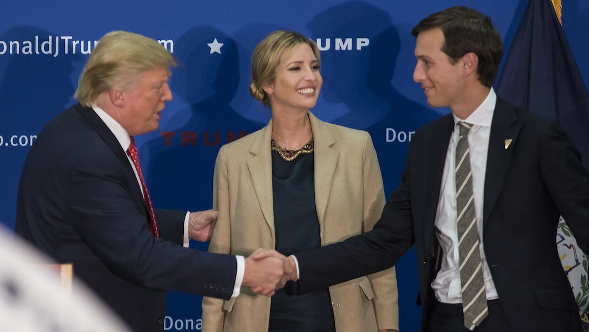 Donald Trump y Jared Kushner estrechan la mano.
