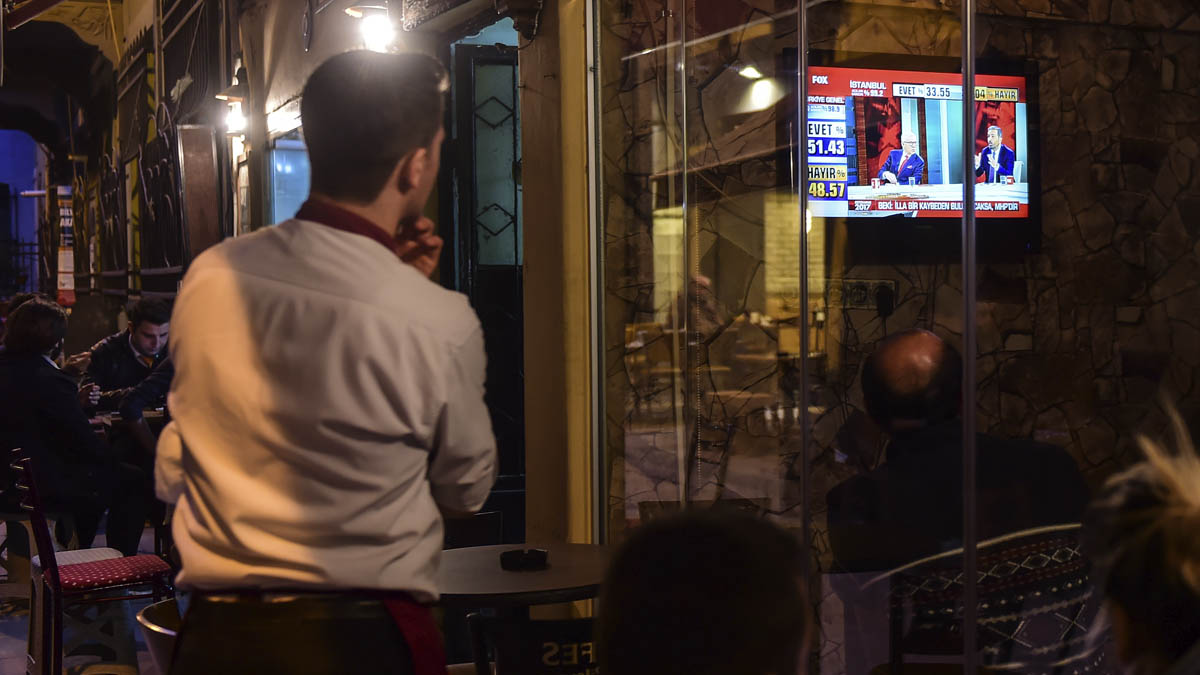 Ciudadanos turcos siguen los resultados del referéndum (Foto: AFP)