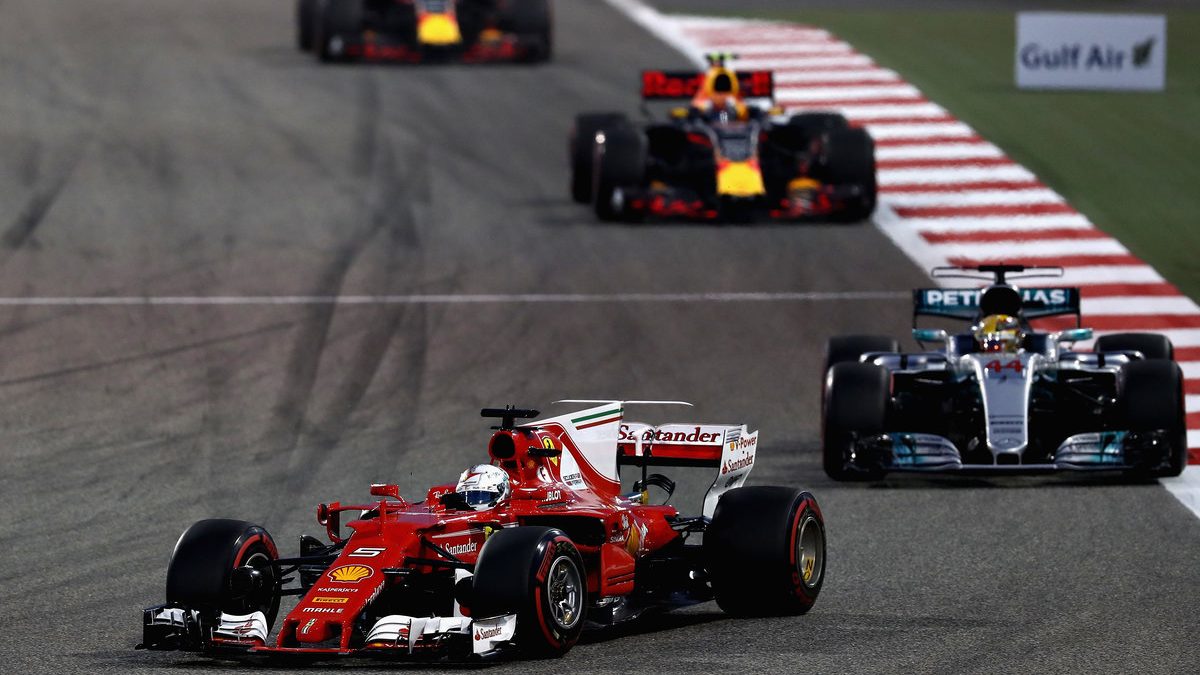 Sebastian Vettel por delante de Lewis Hamilton y los Red Bull (Getty)