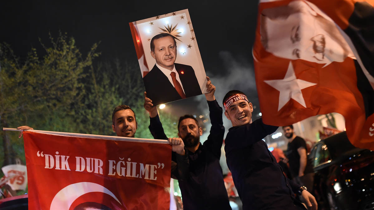 Seguidores de Erdogan celebran la victoria del presidente en el referéndum (Foto: AFP)