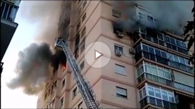 Un muerto y dos heridos en el aparatoso incendio de una vivienda en Málaga