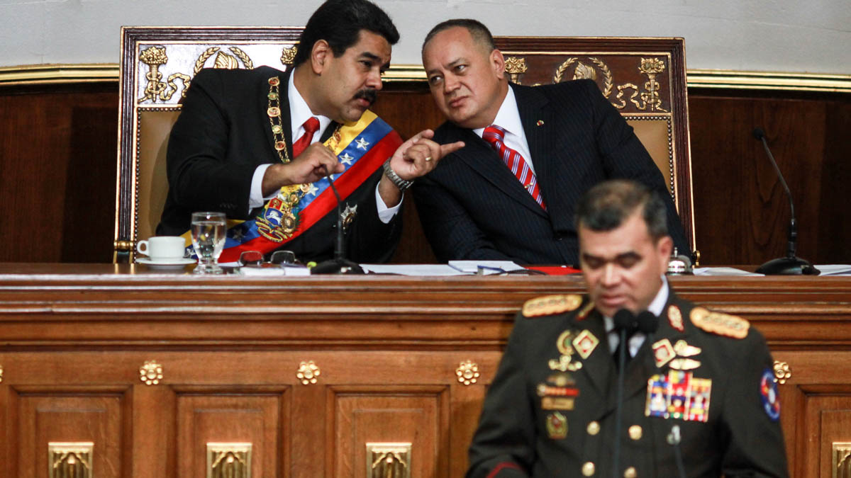 El ministro de Defensa Vladimir Padrino ante Nicolás Maduro y Diosdado Cabello (Foto: AFP).