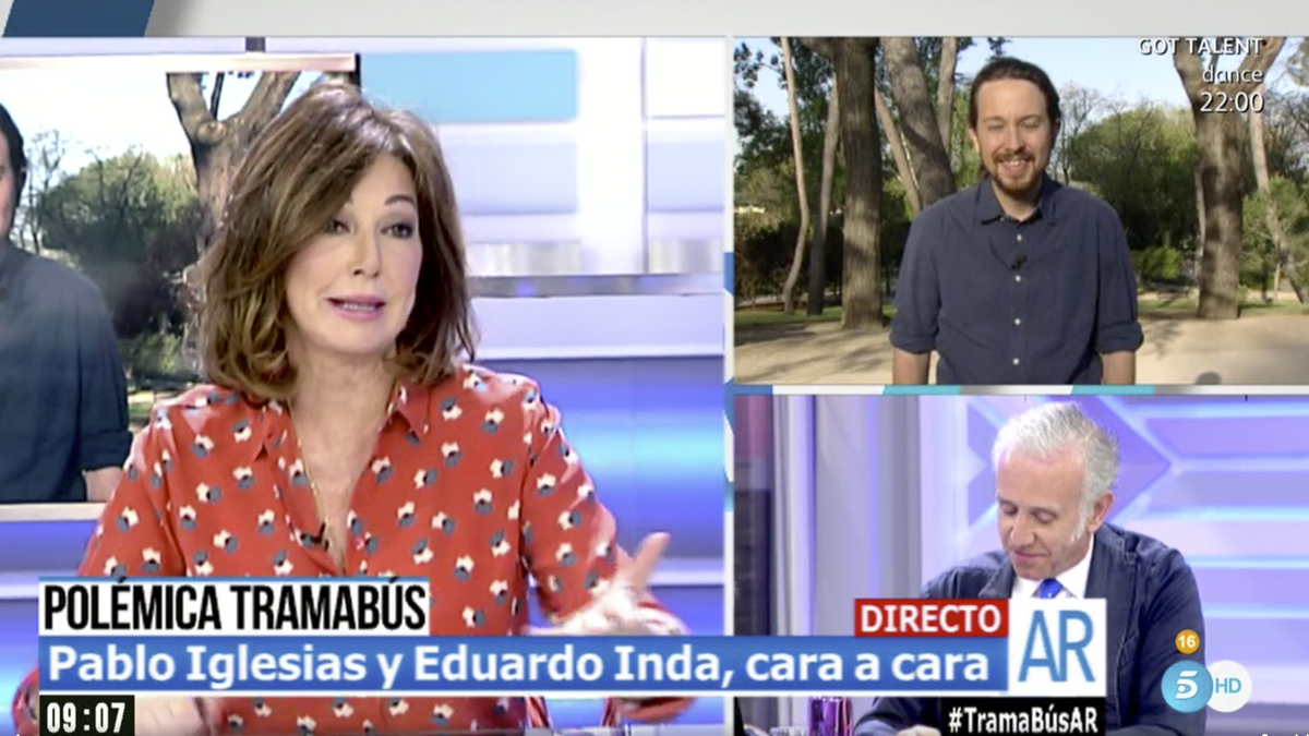Ana Rosa Quintana entrevista a Pablo Iglesias con Eduardo Inda en la mesa de debate.