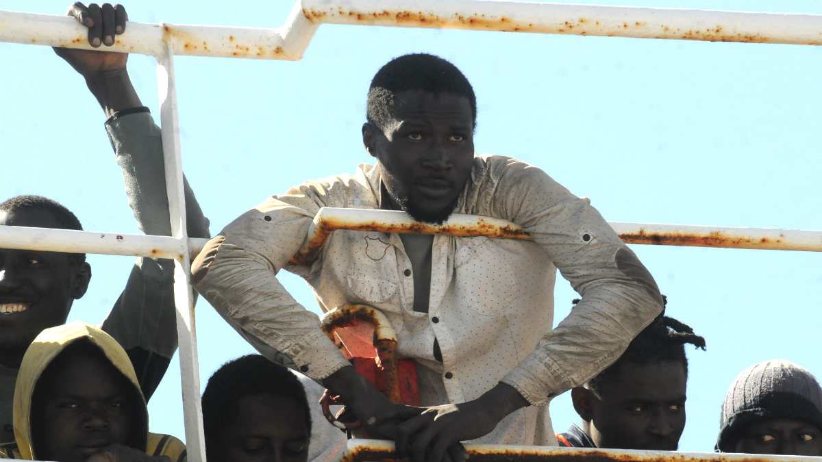 Un migrante subsahariano rescatado por la Guardia Costiera italiana.(AFP)