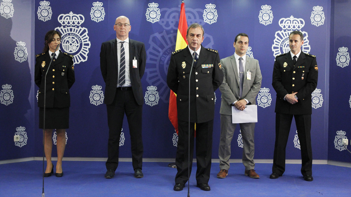 El comisario jefe de la Brigada de Investigación Tecnológica de la Policía Nacional, Rafael Pérez (c), junto a miembros de la Intyerpol y Europol. (Foto: EFE)