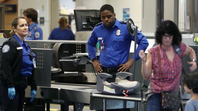 Viajeros en un aeropuerto de Estados Unidos (Foto: GETTY).