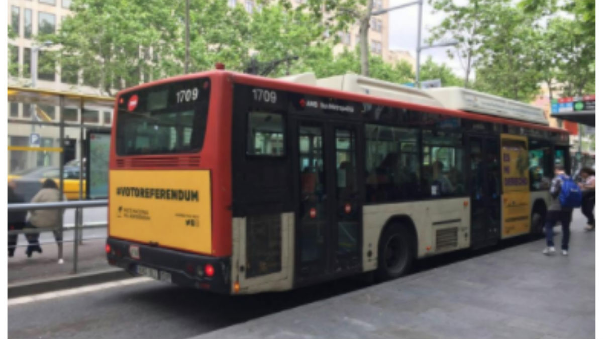 Autobús en Barcelona con publicidad para el referéndum.