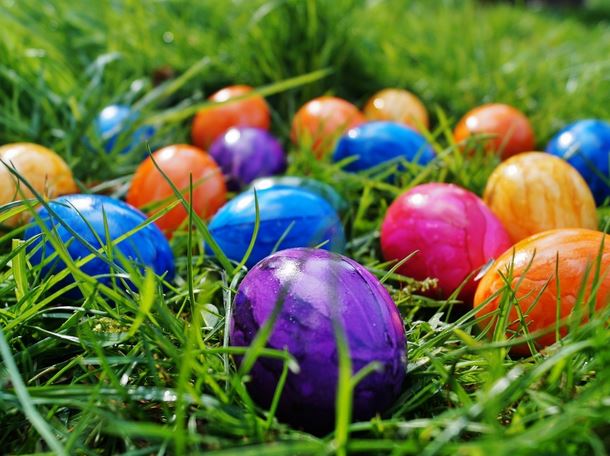 Cuál es el origen de los huevos de Pascua y por hay conejo?