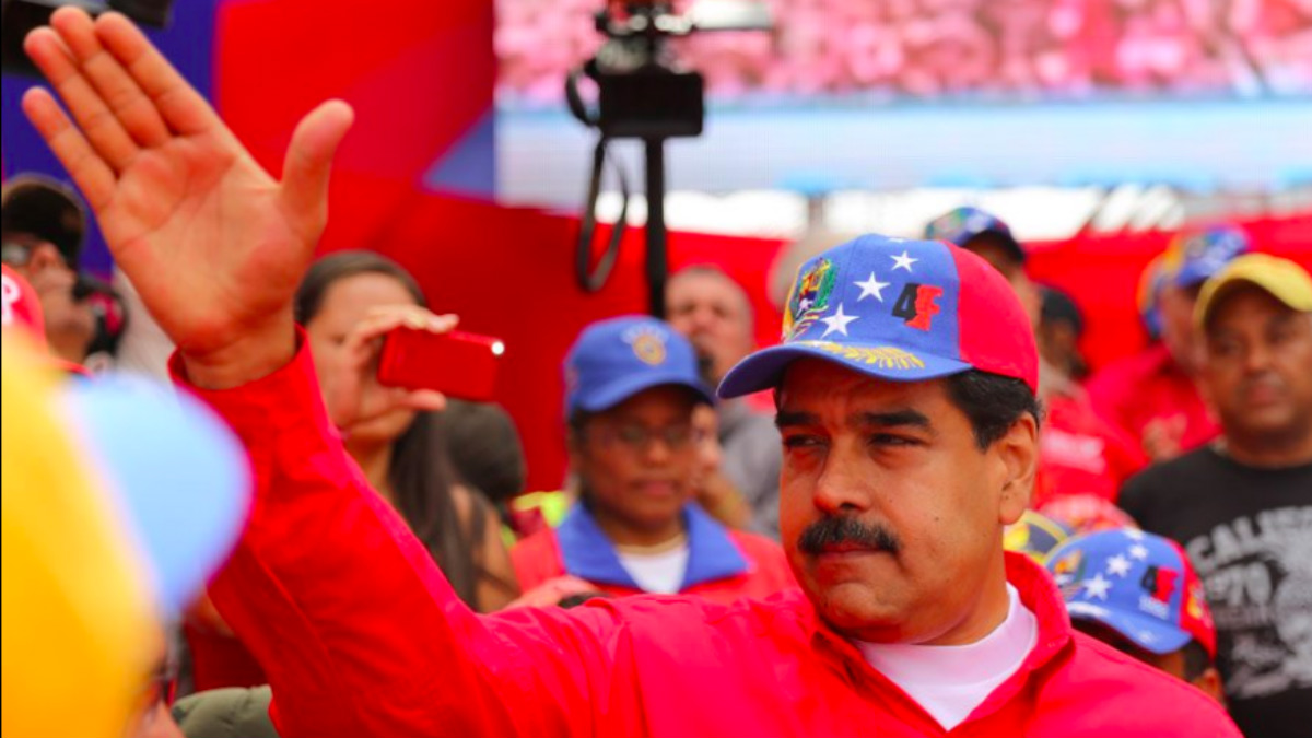 Nicolás Maduro saluda a sus seguidores en la marcha chavista.