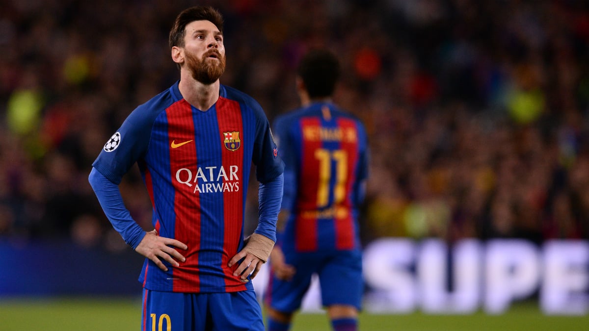 Leo Messi mira con impotencia a la defensa de la Juventus. (AFP)