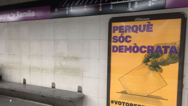 Los independentistas utilizan el transporte público de Barcelona para promocionar el referéndum ilegal