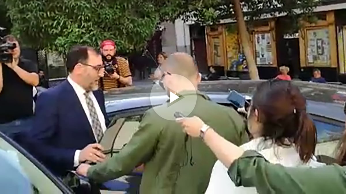 El juez Eloy Velasco entrando en la consejería de Presidencia y Justicia (OKDIARIO).