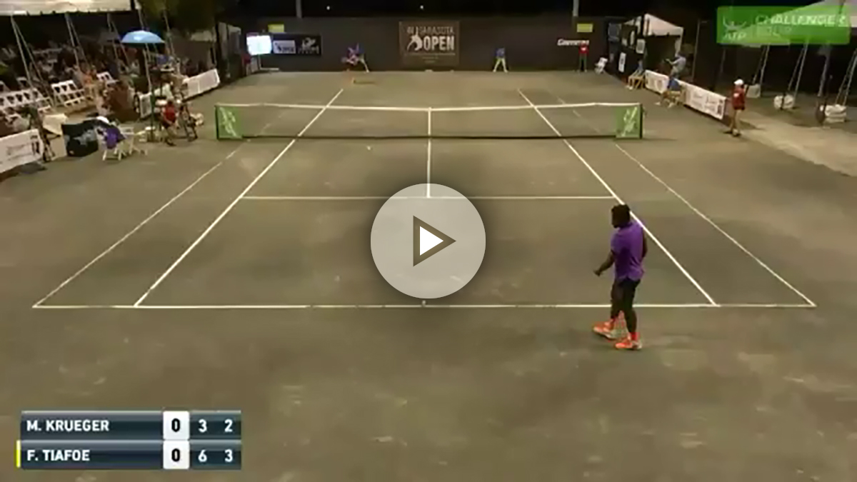 El partido de tenis, en el momento de ser interrumpido por los ruidos.